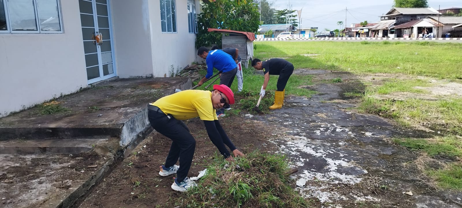 Yayasan Kanker Indonesia (YKI) Kabupaten Lingga menggelar gotong royong membersihkan sekretariat baru di Dabo Singkep. Kegiatan ini menjadi langkah awal memperkuat deteksi dini dan pencegahan kanker di masyarakat | f. Redaksi