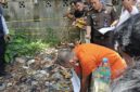 Kejari Lingga menurunkan tujuh jaksa peneliti untuk mengawal rekonstruksi kasus pembunuhan perempuan muda di Jalan Setajam, Sungai Lumpur, Singkep. Sebanyak 25 adegan diperagakan tersangka dengan pengamanan ketat | f. Redaksi