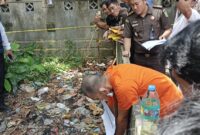 Kejari Lingga menurunkan tujuh jaksa peneliti untuk mengawal rekonstruksi kasus pembunuhan perempuan muda di Jalan Setajam, Sungai Lumpur, Singkep. Sebanyak 25 adegan diperagakan tersangka dengan pengamanan ketat | f. Redaksi