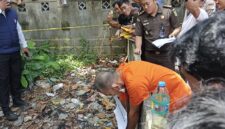 Kejari Lingga menurunkan tujuh jaksa peneliti untuk mengawal rekonstruksi kasus pembunuhan perempuan muda di Jalan Setajam, Sungai Lumpur, Singkep. Sebanyak 25 adegan diperagakan tersangka dengan pengamanan ketat | f. Redaksi