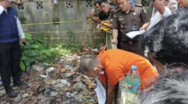 Kejari Lingga menurunkan tujuh jaksa peneliti untuk mengawal rekonstruksi kasus pembunuhan perempuan muda di Jalan Setajam, Sungai Lumpur, Singkep. Sebanyak 25 adegan diperagakan tersangka dengan pengamanan ketat | f. Redaksi