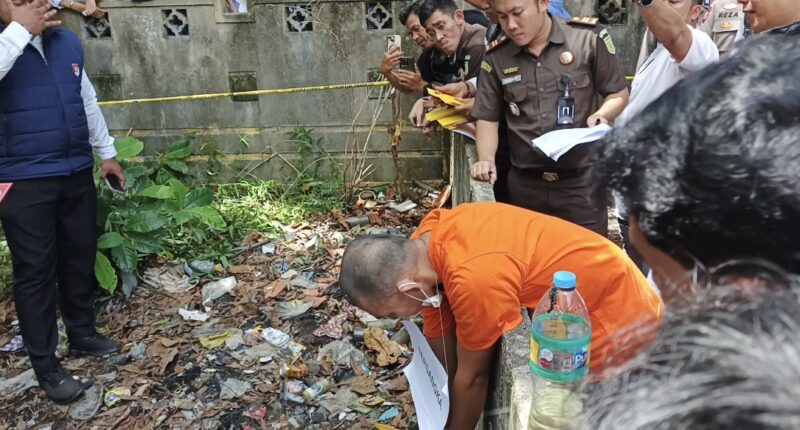 Kejari Lingga menurunkan tujuh jaksa peneliti untuk mengawal rekonstruksi kasus pembunuhan perempuan muda di Jalan Setajam, Sungai Lumpur, Singkep. Sebanyak 25 adegan diperagakan tersangka dengan pengamanan ketat | f. Redaksi