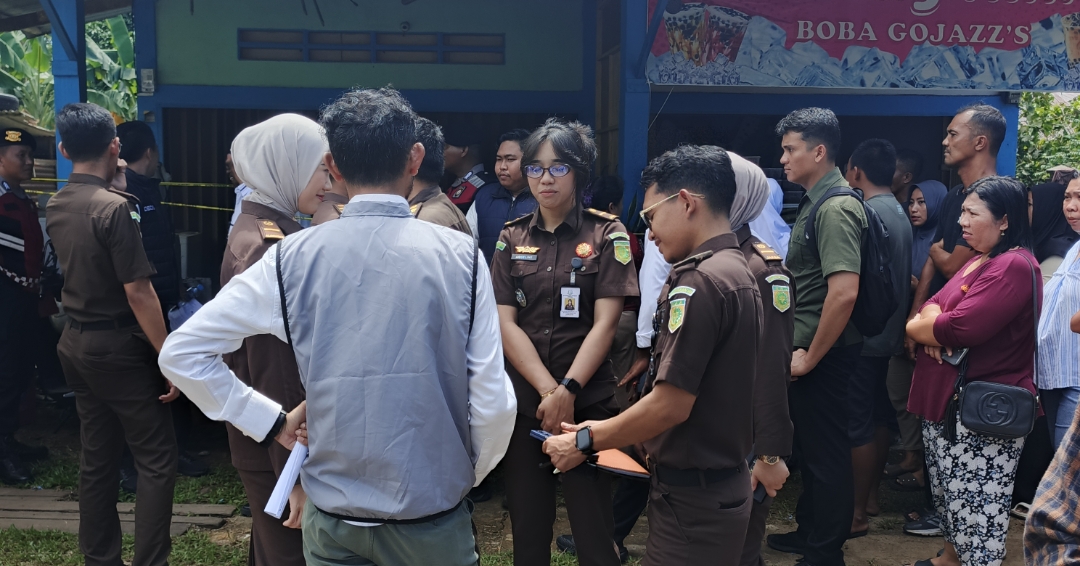 Kejari Lingga menurunkan tujuh jaksa peneliti untuk mengawal rekonstruksi kasus pembunuhan perempuan muda di Jalan Setajam, Sungai Lumpur, Singkep. Sebanyak 25 adegan diperagakan tersangka dengan pengamanan ketat | f. Redaksi