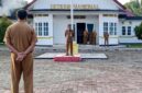 Asisten II Pemkab Lingga memimpin apel bersama OPD di Gedung Nasional Dabo Singkep | f. Diskominfo Lingga