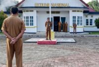 Asisten II Pemkab Lingga memimpin apel bersama OPD di Gedung Nasional Dabo Singkep | f. Diskominfo Lingga