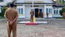 Asisten II Pemkab Lingga memimpin apel bersama OPD di Gedung Nasional Dabo Singkep | f. Diskominfo Lingga