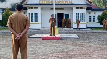 Asisten II Pemkab Lingga memimpin apel bersama OPD di Gedung Nasional Dabo Singkep | f. Diskominfo Lingga