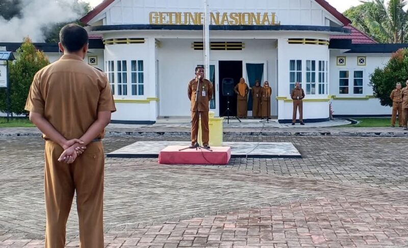 Asisten II Pemkab Lingga memimpin apel bersama OPD di Gedung Nasional Dabo Singkep | f. Diskominfo Lingga