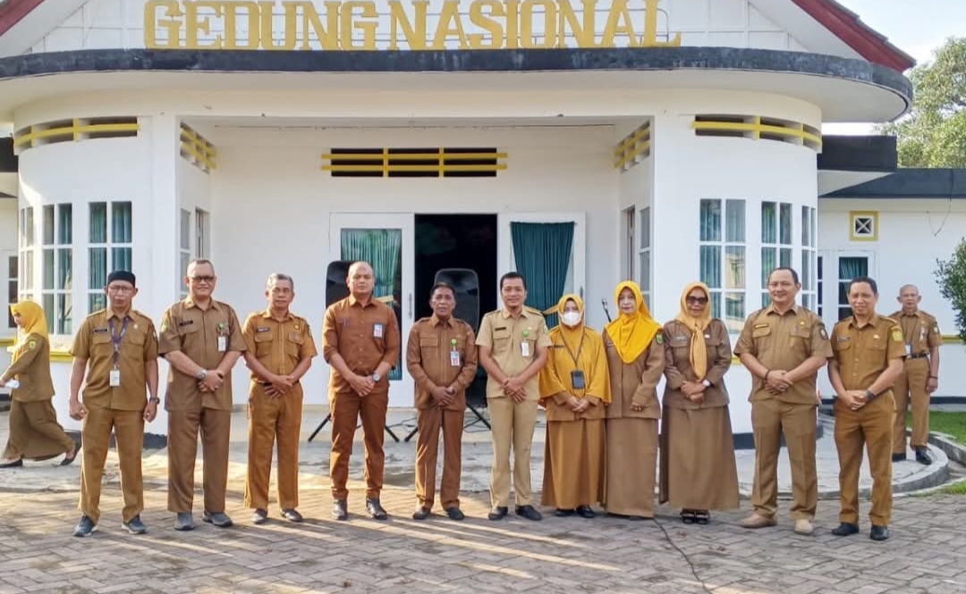Asisten II Pemkab Lingga memimpin apel bersama OPD di Gedung Nasional Dabo Singkep | f. Diskominfo Lingga