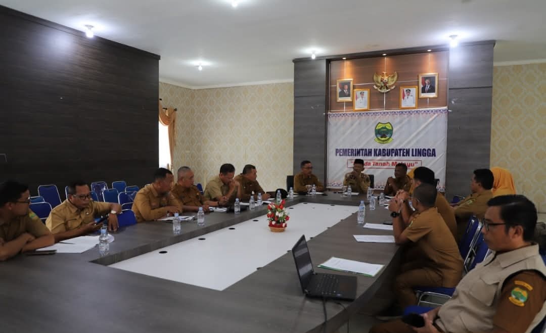 Sekda Lingga H. Armia memimpin rapat percepatan pembangunan Koperasi Desa/Kelurahan Merah Putih Kabupaten Lingga guna memperkuat ekonomi masyarakat melalui pembangunan sarana dan prasarana koperasi | f. Diskominfo Lingga