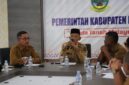 Sekda Lingga H. Armia memimpin rapat percepatan pembangunan Koperasi Desa/Kelurahan Merah Putih Kabupaten Lingga guna memperkuat ekonomi masyarakat melalui pembangunan sarana dan prasarana koperasi | f. Diskominfo Lingga