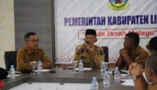Sekda Lingga H. Armia memimpin rapat percepatan pembangunan Koperasi Desa/Kelurahan Merah Putih Kabupaten Lingga guna memperkuat ekonomi masyarakat melalui pembangunan sarana dan prasarana koperasi | f. Diskominfo Lingga