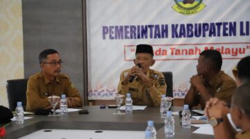 Sekda Lingga H. Armia memimpin rapat percepatan pembangunan Koperasi Desa/Kelurahan Merah Putih Kabupaten Lingga guna memperkuat ekonomi masyarakat melalui pembangunan sarana dan prasarana koperasi | f. Diskominfo Lingga