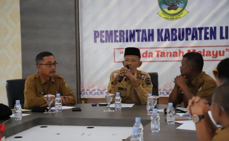 Sekda Lingga H. Armia memimpin rapat percepatan pembangunan Koperasi Desa/Kelurahan Merah Putih Kabupaten Lingga guna memperkuat ekonomi masyarakat melalui pembangunan sarana dan prasarana koperasi | f. Diskominfo Lingga