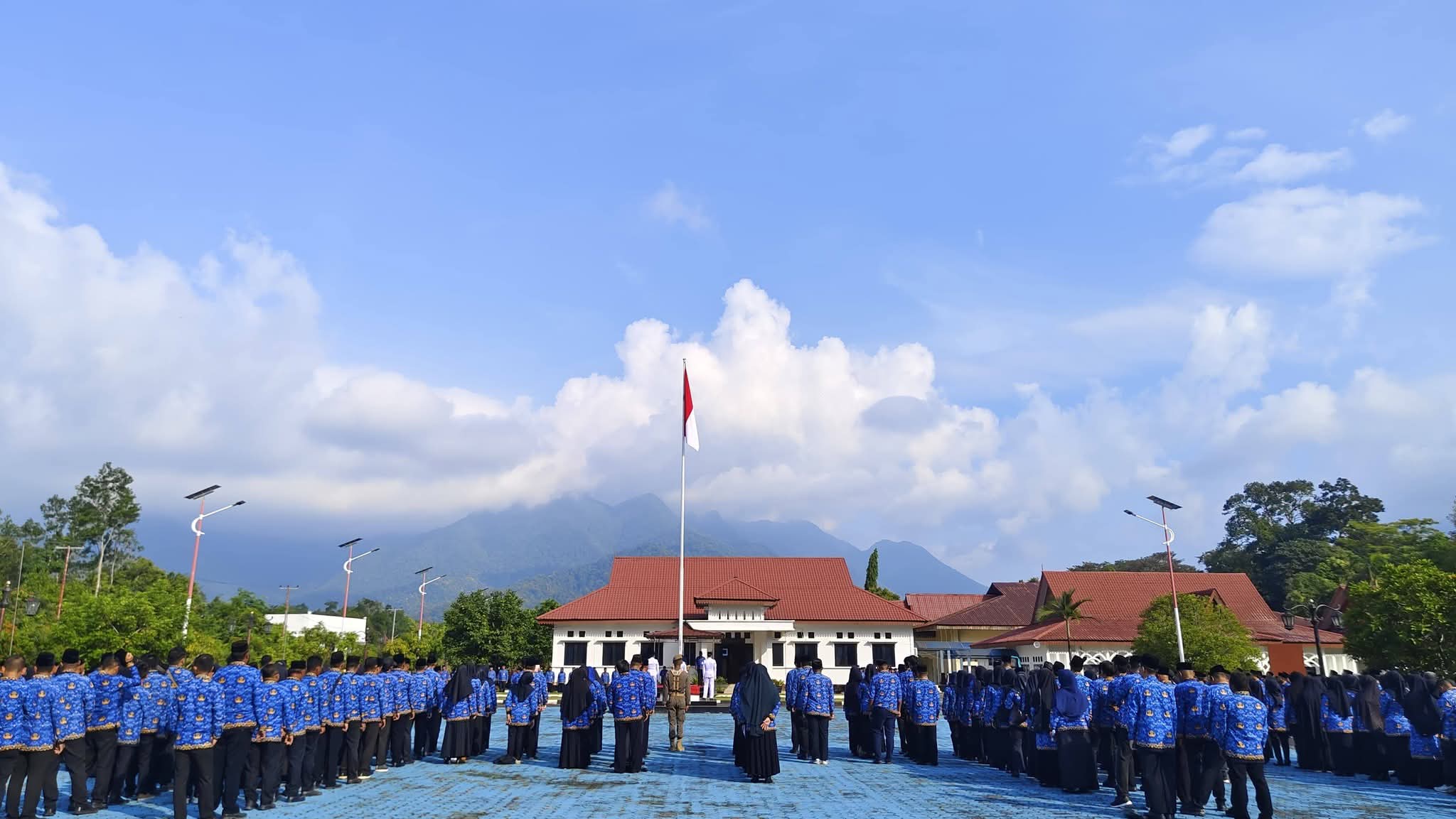 Pemerintah Kabupaten Lingga menggelar Upacara Hari Lahir Pancasila 2026. Wabup Novrizal menegaskan pentingnya nilai-nilai Pancasila sebagai pemersatu bangsa dan fondasi pembangunan daerah | f. Diskominfo Lingga