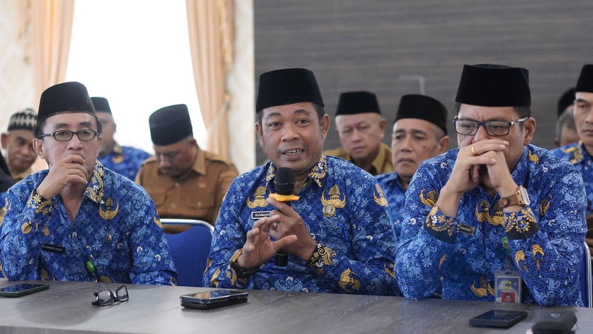 Wakil Bupati Lingga H. Novrizal memimpin Rapat Koordinasi OPD Tahun Anggaran 2026. Forum ini menjadi sarana evaluasi program pembangunan, penguatan sinergi antar perangkat daerah, dan peningkatan pelayanan masyarakat | f. Diskominfo Lingga
