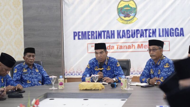 Wakil Bupati Lingga H. Novrizal memimpin Rapat Koordinasi OPD Tahun Anggaran 2026. Forum ini menjadi sarana evaluasi program pembangunan, penguatan sinergi antar perangkat daerah, dan peningkatan pelayanan masyarakat | f. Diskominfo Lingga