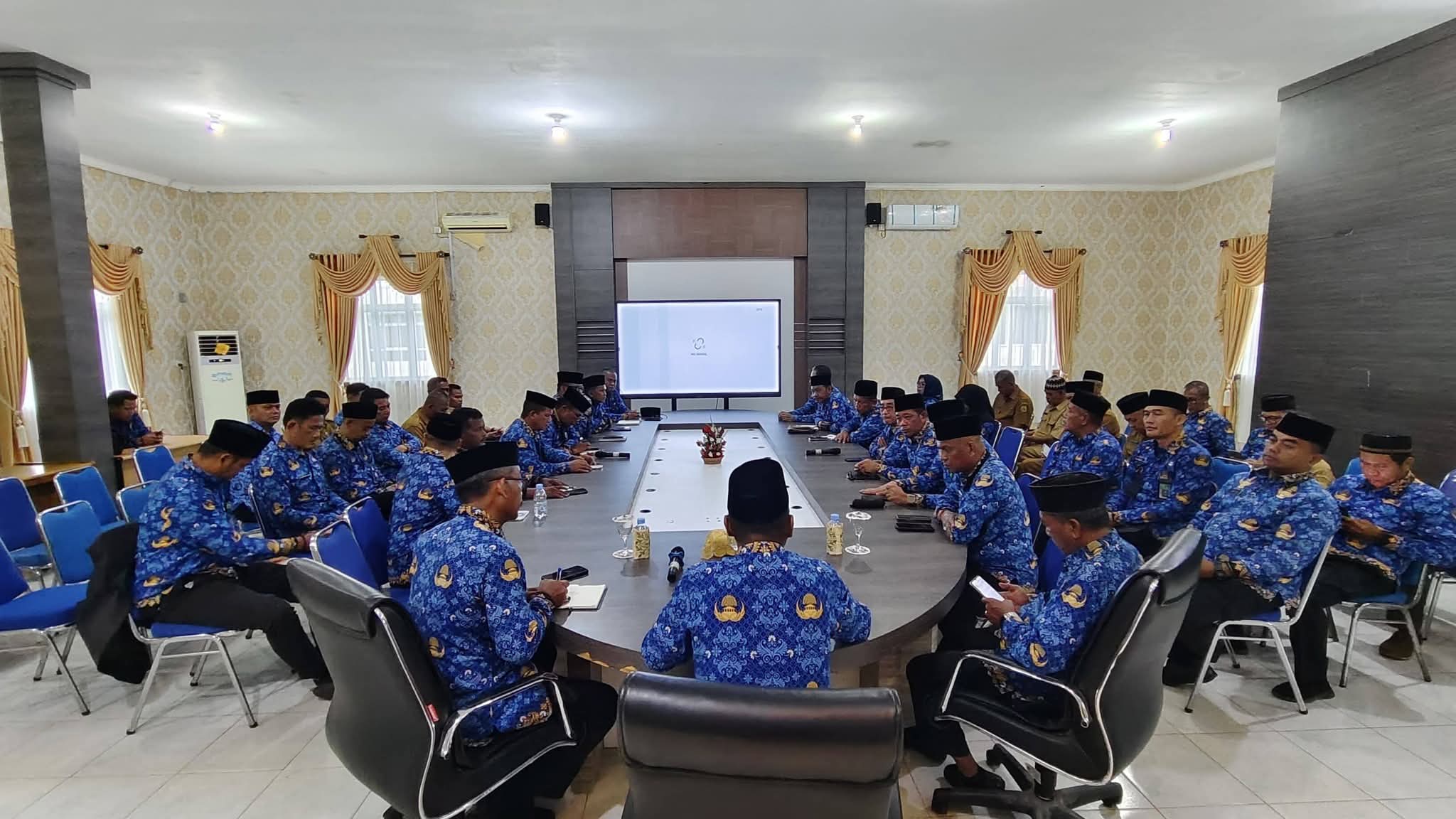 Wakil Bupati Lingga H. Novrizal memimpin Rapat Koordinasi OPD Tahun Anggaran 2026. Forum ini menjadi sarana evaluasi program pembangunan, penguatan sinergi antar perangkat daerah, dan peningkatan pelayanan masyarakat | f. Diskominfo Lingga