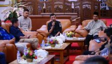 Wakil Bupati Lingga Novrizal bersama Dinas Pariwisata Kepri dan pelaku wisata membahas penguatan sektor pariwisata. Lingga diproyeksikan menjadi destinasi unggulan wisata religi, budaya, dan sejarah di Kepulauan Riau | f. Diskominfo Lingga