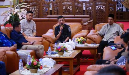 Wakil Bupati Lingga Novrizal bersama Dinas Pariwisata Kepri dan pelaku wisata membahas penguatan sektor pariwisata. Lingga diproyeksikan menjadi destinasi unggulan wisata religi, budaya, dan sejarah di Kepulauan Riau | f. Diskominfo Lingga