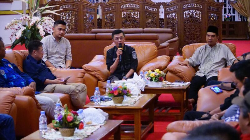 Wakil Bupati Lingga Novrizal bersama Dinas Pariwisata Kepri dan pelaku wisata membahas penguatan sektor pariwisata. Lingga diproyeksikan menjadi destinasi unggulan wisata religi, budaya, dan sejarah di Kepulauan Riau | f. Diskominfo Lingga