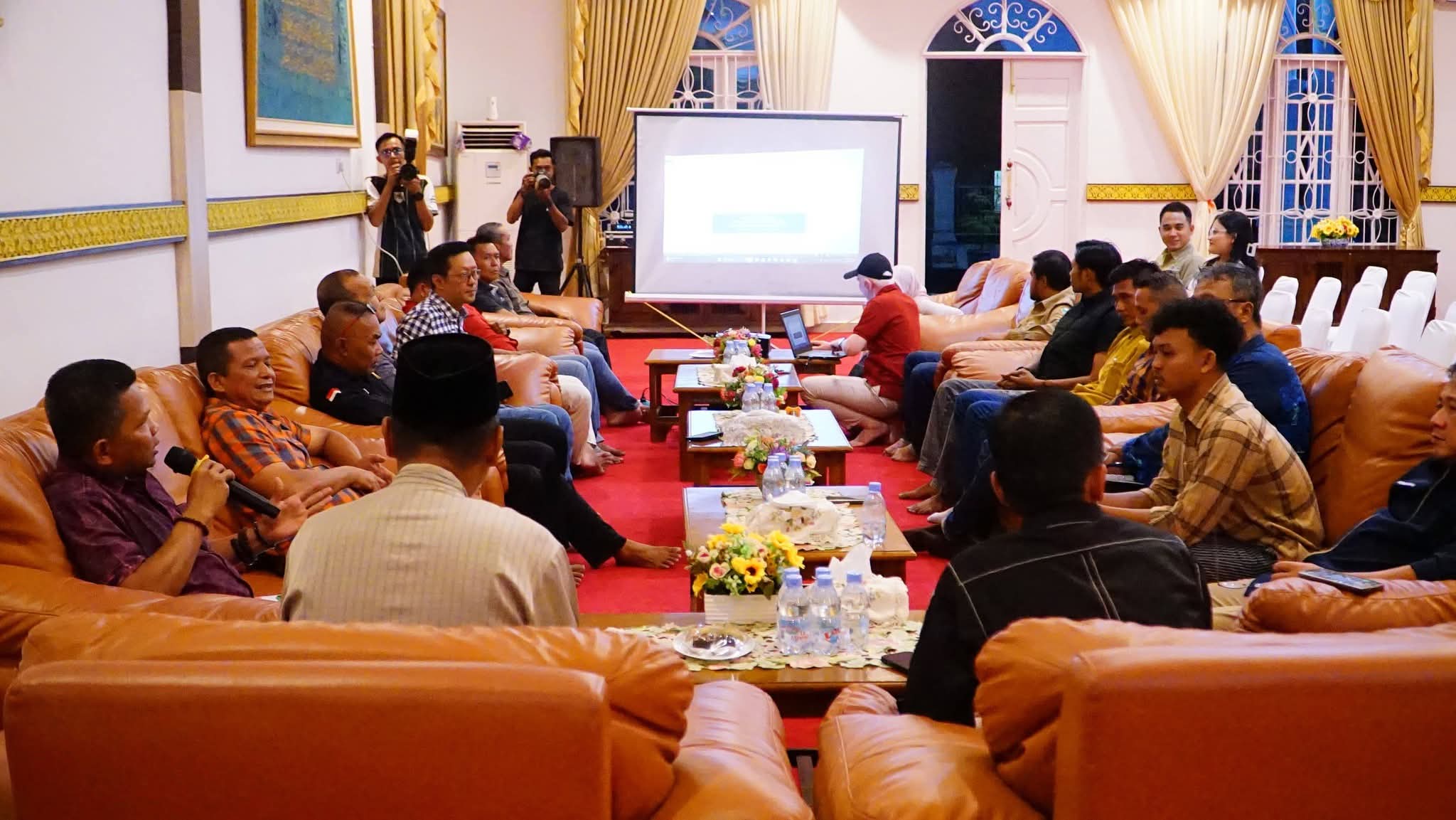 Wakil Bupati Lingga Novrizal bersama Dinas Pariwisata Kepri dan pelaku wisata membahas penguatan sektor pariwisata. Lingga diproyeksikan menjadi destinasi unggulan wisata religi, budaya, dan sejarah di Kepulauan Riau | f. Diskominfo Lingga