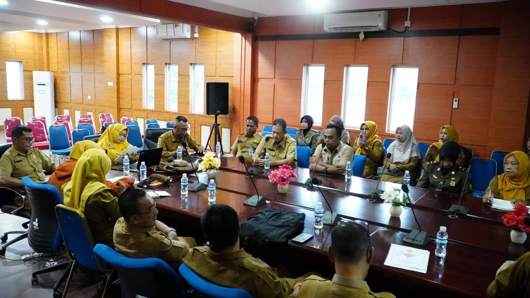 Ketua TP Posyandu Kabupaten Lingga Maratusholiha Nizar memimpin rapat evaluasi Transformasi Posyandu 6 SPM. Lingga disebut menjadi penyumbang terbesar yang mengantarkan Kepri meraih peringkat 3 nasional Posyandu aktif | f. Diskominfo Lingga