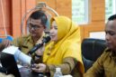 Ketua TP Posyandu Kabupaten Lingga Maratusholiha Nizar memimpin rapat evaluasi Transformasi Posyandu 6 SPM. Lingga disebut menjadi penyumbang terbesar yang mengantarkan Kepri meraih peringkat 3 nasional Posyandu aktif | f. Diskominfo Lingga
