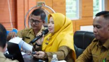Ketua TP Posyandu Kabupaten Lingga Maratusholiha Nizar memimpin rapat evaluasi Transformasi Posyandu 6 SPM. Lingga disebut menjadi penyumbang terbesar yang mengantarkan Kepri meraih peringkat 3 nasional Posyandu aktif | f. Diskominfo Lingga