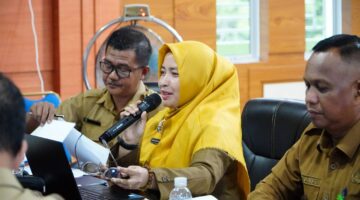 Ketua TP Posyandu Kabupaten Lingga Maratusholiha Nizar memimpin rapat evaluasi Transformasi Posyandu 6 SPM. Lingga disebut menjadi penyumbang terbesar yang mengantarkan Kepri meraih peringkat 3 nasional Posyandu aktif | f. Diskominfo Lingga