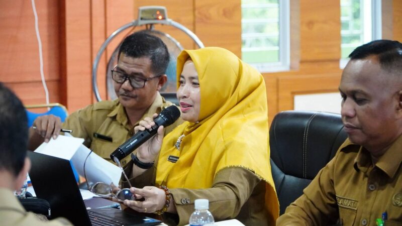 Ketua TP Posyandu Kabupaten Lingga Maratusholiha Nizar memimpin rapat evaluasi Transformasi Posyandu 6 SPM. Lingga disebut menjadi penyumbang terbesar yang mengantarkan Kepri meraih peringkat 3 nasional Posyandu aktif | f. Diskominfo Lingga
