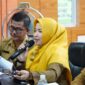 Ketua TP Posyandu Kabupaten Lingga Maratusholiha Nizar memimpin rapat evaluasi Transformasi Posyandu 6 SPM. Lingga disebut menjadi penyumbang terbesar yang mengantarkan Kepri meraih peringkat 3 nasional Posyandu aktif | f. Diskominfo Lingga