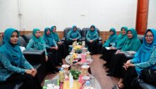 TP PKK Kabupaten Lingga mengikuti sosialisasi pengolahan produk perikanan yang digelar TP PKK Kepri. Kegiatan ini bertujuan meningkatkan nilai tambah hasil laut dan memperkuat ekonomi keluarga masyarakat pesisir | f. Diskominfo Lingga