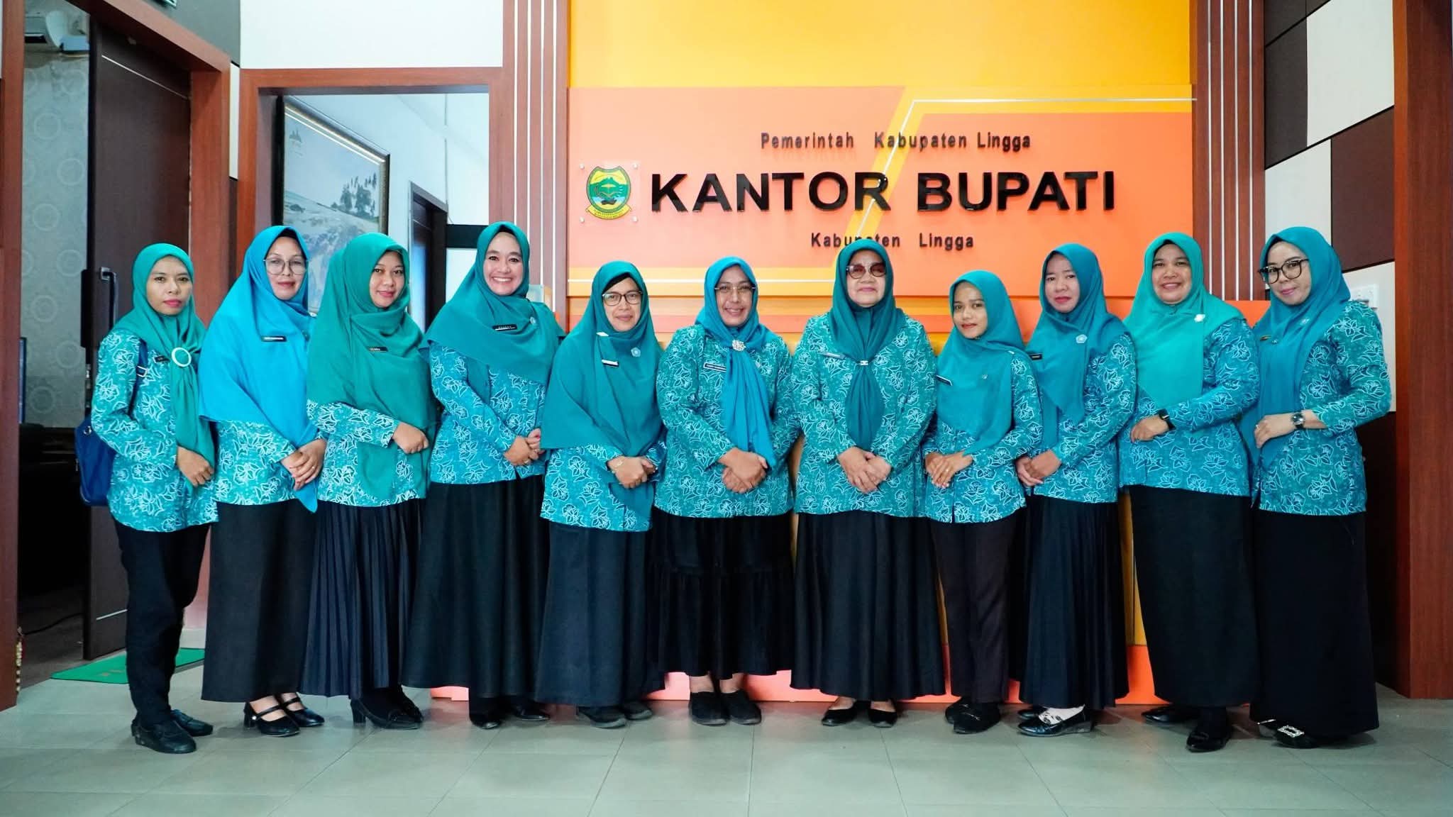 TP PKK Kabupaten Lingga mengikuti sosialisasi pengolahan produk perikanan yang digelar TP PKK Kepri. Kegiatan ini bertujuan meningkatkan nilai tambah hasil laut dan memperkuat ekonomi keluarga masyarakat pesisir | f. Diskominfo Lingga