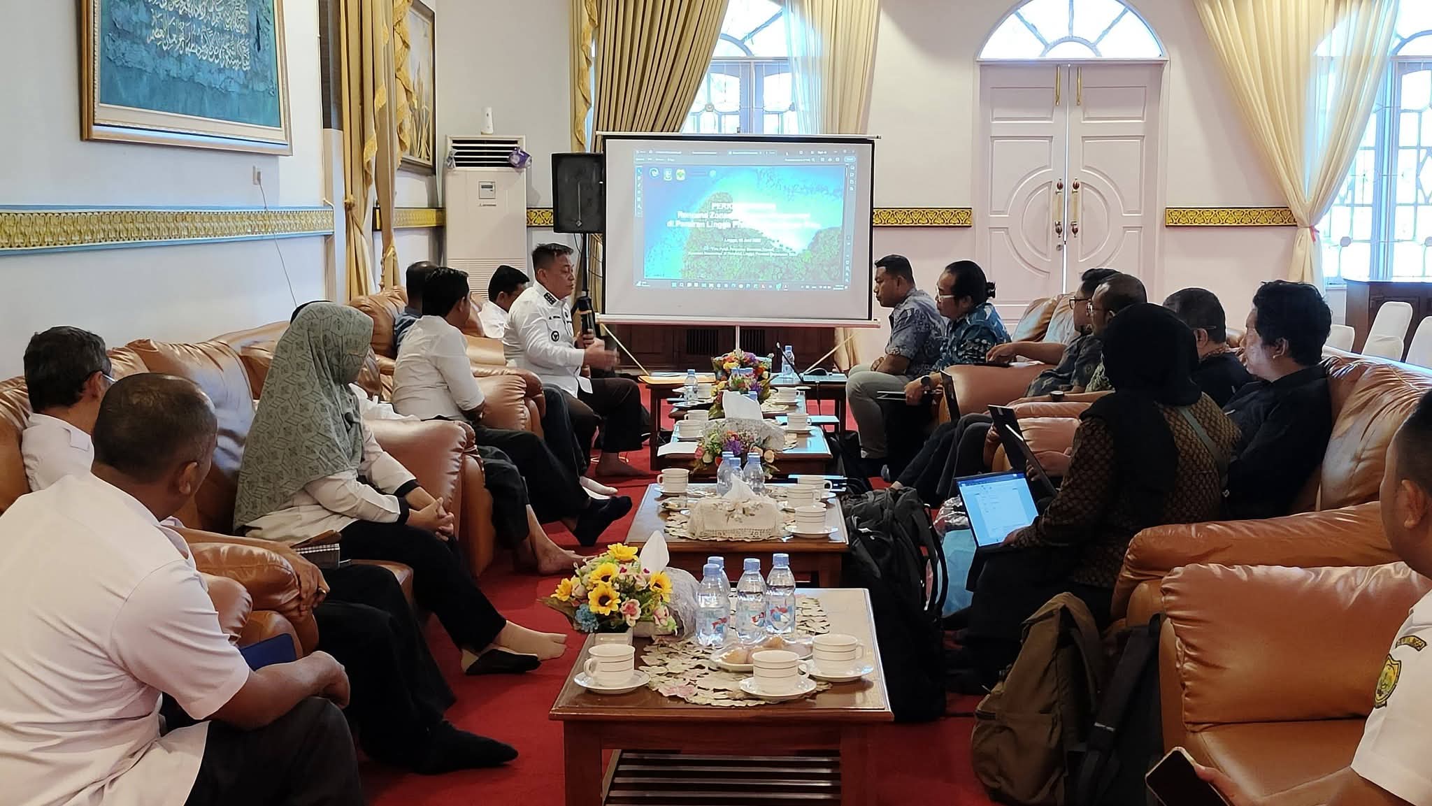 Bupati Lingga M. Nizar memimpin rapat penetapan cadangan kawasan konservasi daerah. Program ini diharapkan mampu menjaga kelestarian laut sekaligus mendukung kesejahteraan masyarakat pesisir secara berkelanjutan | f. Diskominfo Lingga