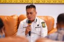 Bupati Lingga M. Nizar memimpin rapat penetapan cadangan kawasan konservasi daerah. Program ini diharapkan mampu menjaga kelestarian laut sekaligus mendukung kesejahteraan masyarakat pesisir secara berkelanjutan | f. Diskominfo Lingga