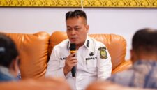 Bupati Lingga M. Nizar memimpin rapat penetapan cadangan kawasan konservasi daerah. Program ini diharapkan mampu menjaga kelestarian laut sekaligus mendukung kesejahteraan masyarakat pesisir secara berkelanjutan | f. Diskominfo Lingga