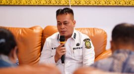 Bupati Lingga M. Nizar memimpin rapat penetapan cadangan kawasan konservasi daerah. Program ini diharapkan mampu menjaga kelestarian laut sekaligus mendukung kesejahteraan masyarakat pesisir secara berkelanjutan | f. Diskominfo Lingga
