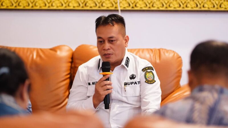 Bupati Lingga M. Nizar memimpin rapat penetapan cadangan kawasan konservasi daerah. Program ini diharapkan mampu menjaga kelestarian laut sekaligus mendukung kesejahteraan masyarakat pesisir secara berkelanjutan | f. Diskominfo Lingga