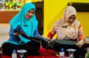 Ketua TP PKK Lingga Maratusholiha Nizar dan Ketua Dekranasda Feby Sarianty membahas pengembangan Kain Telepuk Lingga sebagai warisan budaya Kesultanan Melayu yang akan tampil dalam Kurasi Karya Kreatif Indonesia 2026 | f. Diskominfo Lingga