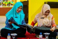 Ketua TP PKK Lingga Maratusholiha Nizar dan Ketua Dekranasda Feby Sarianty membahas pengembangan Kain Telepuk Lingga sebagai warisan budaya Kesultanan Melayu yang akan tampil dalam Kurasi Karya Kreatif Indonesia 2026 | f. Diskominfo Lingga