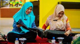 Ketua TP PKK Lingga Maratusholiha Nizar dan Ketua Dekranasda Feby Sarianty membahas pengembangan Kain Telepuk Lingga sebagai warisan budaya Kesultanan Melayu yang akan tampil dalam Kurasi Karya Kreatif Indonesia 2026 | f. Diskominfo Lingga