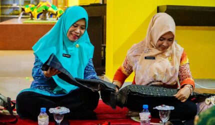 Ketua TP PKK Lingga Maratusholiha Nizar dan Ketua Dekranasda Feby Sarianty membahas pengembangan Kain Telepuk Lingga sebagai warisan budaya Kesultanan Melayu yang akan tampil dalam Kurasi Karya Kreatif Indonesia 2026 | f. Diskominfo Lingga