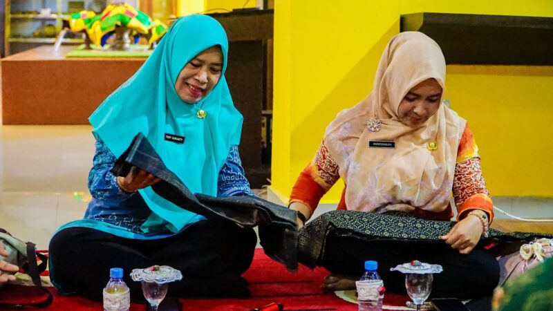 Ketua TP PKK Lingga Maratusholiha Nizar dan Ketua Dekranasda Feby Sarianty membahas pengembangan Kain Telepuk Lingga sebagai warisan budaya Kesultanan Melayu yang akan tampil dalam Kurasi Karya Kreatif Indonesia 2026 | f. Diskominfo Lingga