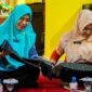 Ketua TP PKK Lingga Maratusholiha Nizar dan Ketua Dekranasda Feby Sarianty membahas pengembangan Kain Telepuk Lingga sebagai warisan budaya Kesultanan Melayu yang akan tampil dalam Kurasi Karya Kreatif Indonesia 2026 | f. Diskominfo Lingga