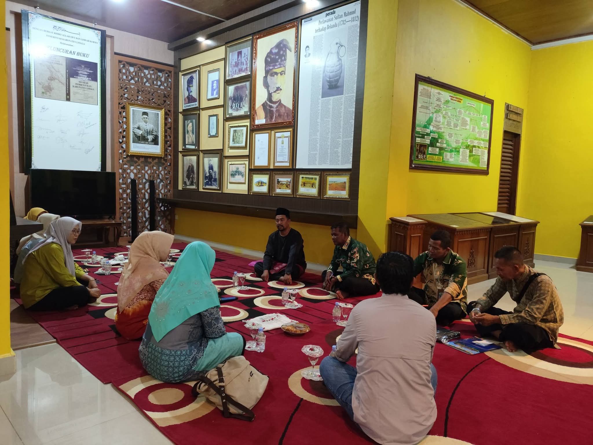 Ketua TP PKK Lingga Maratusholiha Nizar dan Ketua Dekranasda Feby Sarianty membahas pengembangan Kain Telepuk Lingga sebagai warisan budaya Kesultanan Melayu yang akan tampil dalam Kurasi Karya Kreatif Indonesia 2026 | f. Diskominfo Lingga