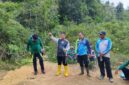 Bupati Lingga Muhammad Nizar meninjau lokasi rencana pemasangan tiang PLN di Desa Resun Pesisir, Kecamatan Lingga Utara. Kegiatan dilakukan melalui gotong royong bersama warga untuk membuka jalur pembangunan jaringan listrik | f. Diskominfo Lingga