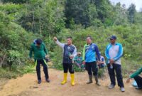 Bupati Lingga Muhammad Nizar meninjau lokasi rencana pemasangan tiang PLN di Desa Resun Pesisir, Kecamatan Lingga Utara. Kegiatan dilakukan melalui gotong royong bersama warga untuk membuka jalur pembangunan jaringan listrik | f. Diskominfo Lingga