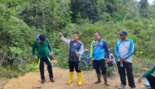 Bupati Lingga Muhammad Nizar meninjau lokasi rencana pemasangan tiang PLN di Desa Resun Pesisir, Kecamatan Lingga Utara. Kegiatan dilakukan melalui gotong royong bersama warga untuk membuka jalur pembangunan jaringan listrik | f. Diskominfo Lingga