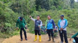 Bupati Lingga Muhammad Nizar meninjau lokasi rencana pemasangan tiang PLN di Desa Resun Pesisir, Kecamatan Lingga Utara. Kegiatan dilakukan melalui gotong royong bersama warga untuk membuka jalur pembangunan jaringan listrik | f. Diskominfo Lingga